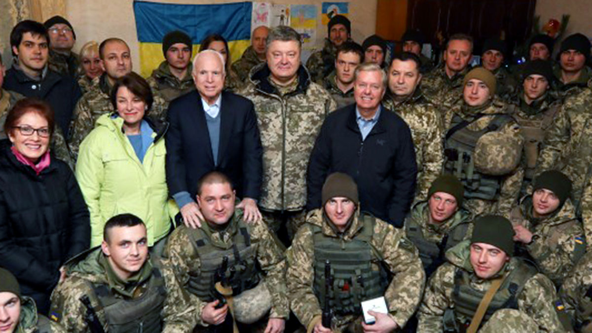 Porochenko amène le sénateur John McCain dans le Donbass pour souhaiter une Bonne Année aux combattants du régime kiévien