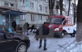 (VIDEO) Un pilonnage d’artillerie sur un quartier résidentiel de Donetsk vu de l’intérieur. Le 31.01.2017.