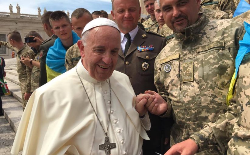 Le pape François bénit un commando ukrainien qui va massacrer des Russes du Donbass&nbsp;!