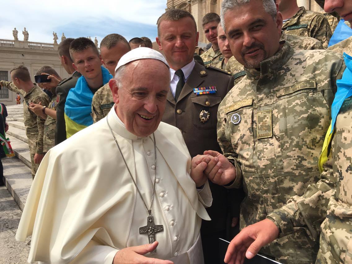 Le pape François bénit un commando ukrainien qui va massacrer des Russes du Donbass !