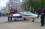 DPR SPECIAL, TWO-SEATER JET ON DISPLAY DURING THE VICTORY DAY PARADE AT LENIN SQUARE ! (VIDEO)