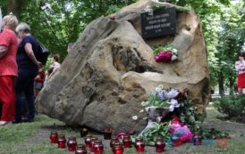 Жители Луганска почтили память погибших в результате авиаудара по бывшей ОГА