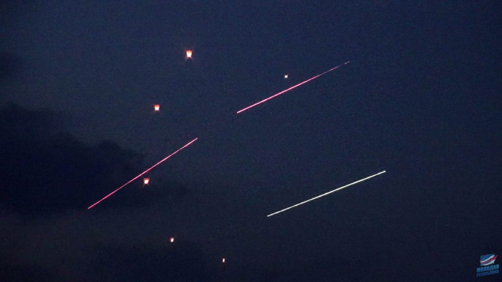 ВСУ открыли огонь по фонарикам, запущенными в небо жителями ДНР в память о погибших детях Донбасса